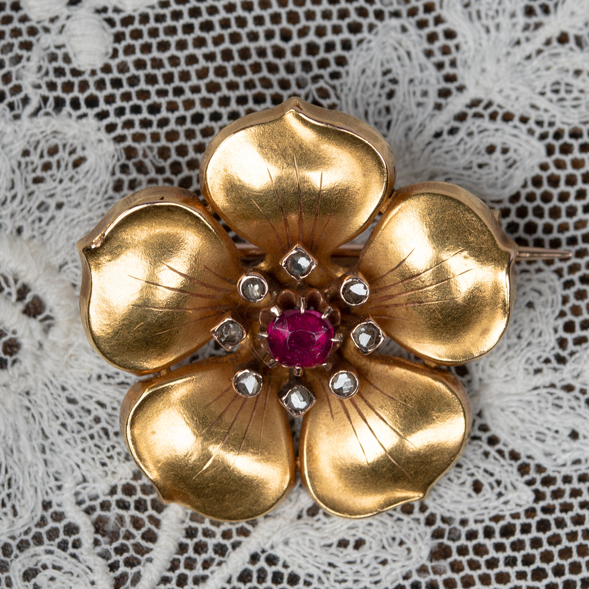 アンティーク ルビーとダイヤモンドのフラワーゴールドブローチ