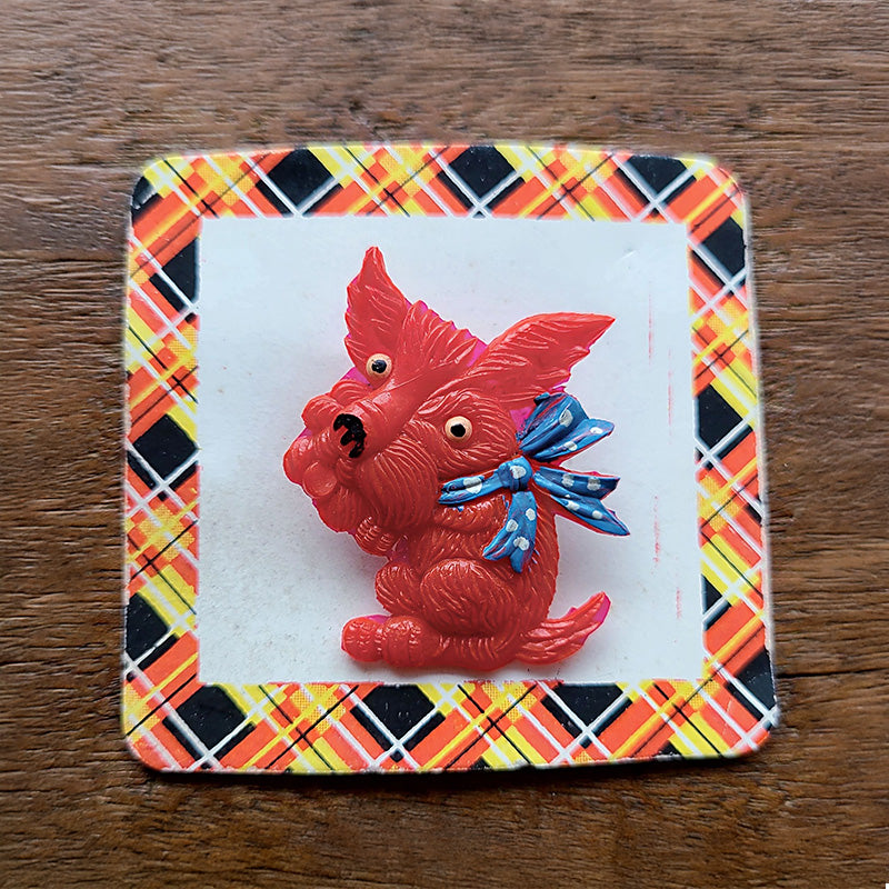 テリアのセルロイドブローチ 赤 犬 フランス | アンティーク