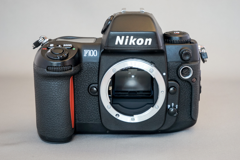 Nikon F100と NikonF601−Q フィルム一眼カメラ Nikon F100