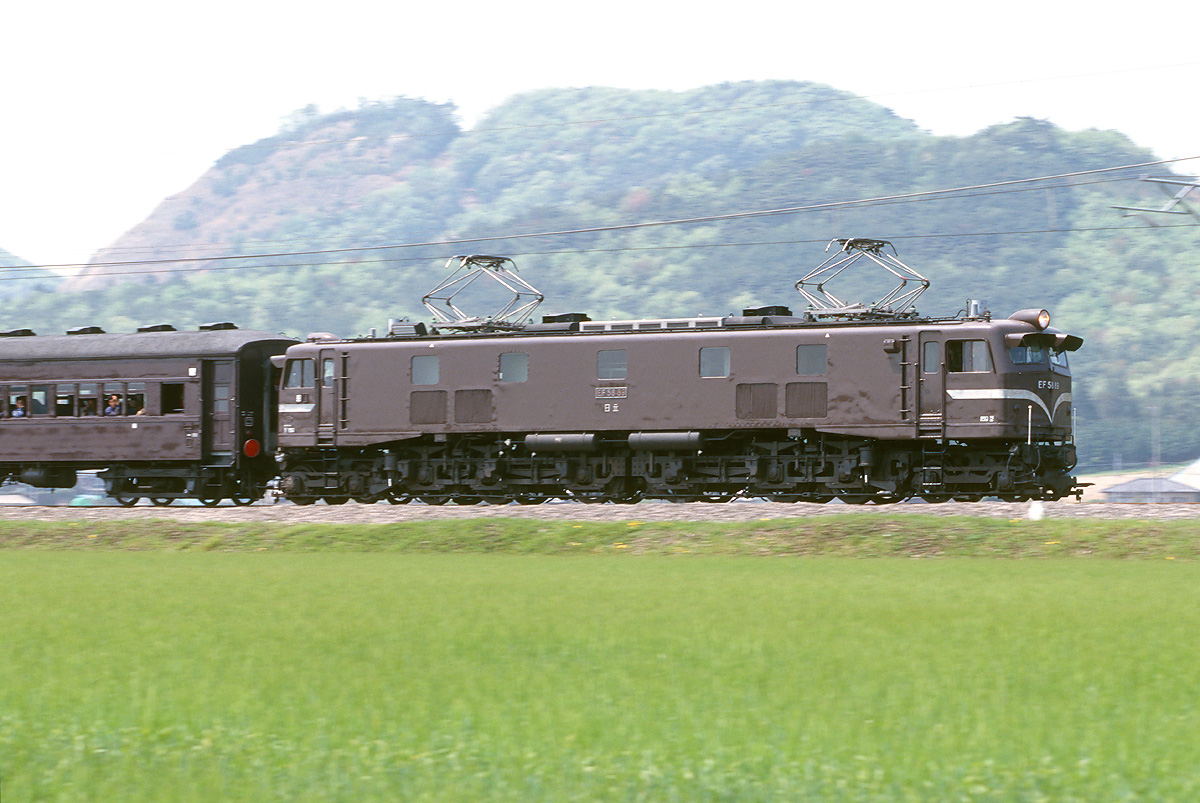 16番特製品 EF58 89復活茶色、銀モニタ