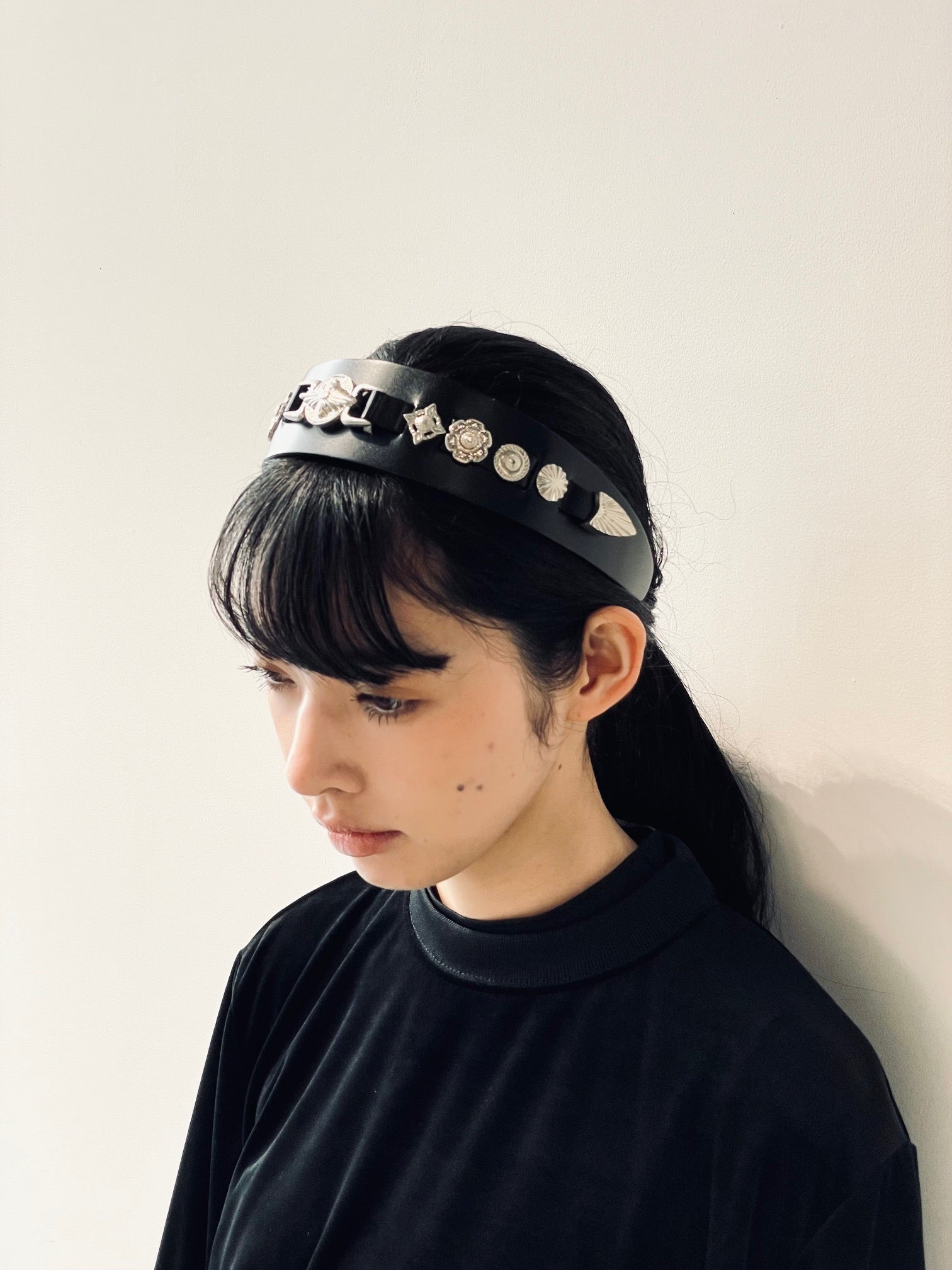 TOGA ブラック ヘアバンド Leather headband 2 – FUKIONLINE