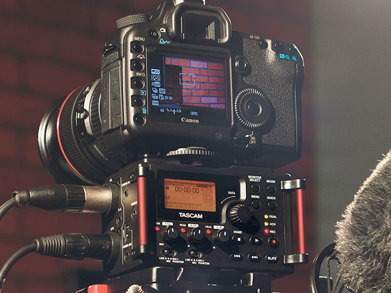 TASCAM、デジタル一眼動画用の4chミキサー搭載PCMレコーダ。マイク内蔵