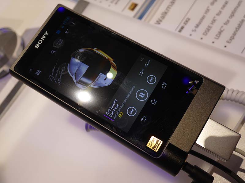 本田雅一のAVTrends】新ウォークマン「NW-ZX2」の音質をCES会場で