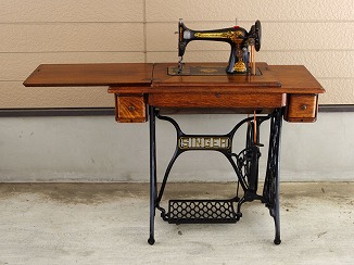 海外のアンティークミシン 足踏みミシン・手回しミシンのアンティーク