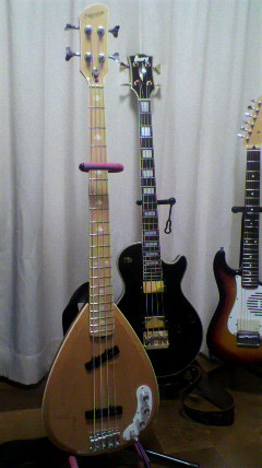 矢沢永吉フィギュアとベースギター2本 矢沢永吉フィギュアとベース