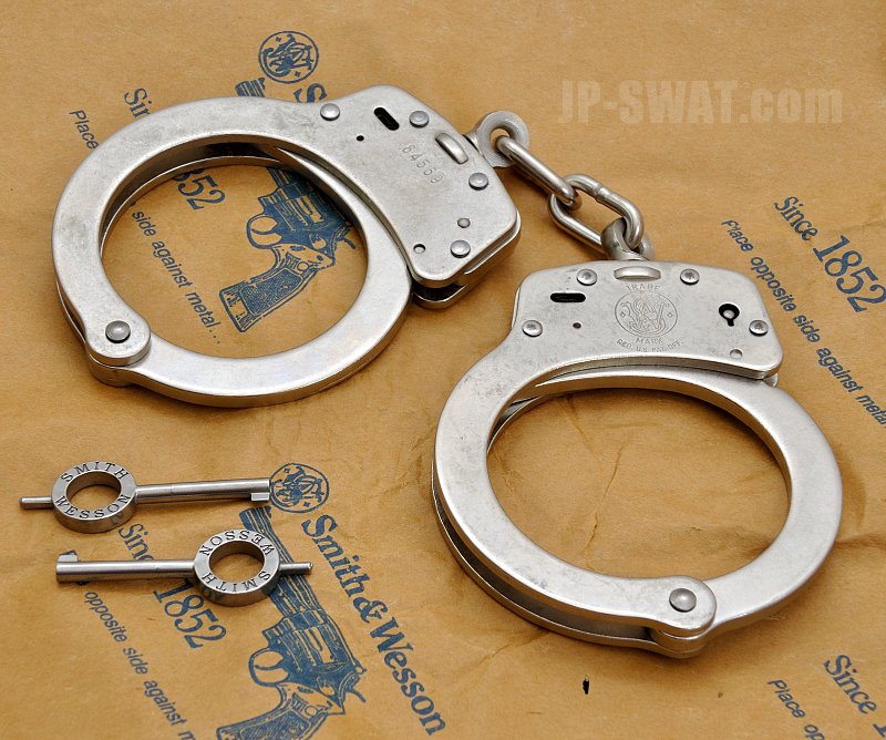 警務部装備施設課特殊装備係:Smith & Wesson Handcuffs Model 100-1 Nickel