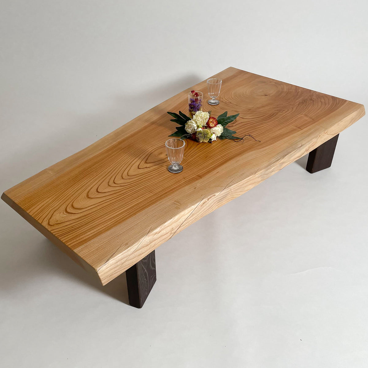 桜1枚板座卓、￼彫刻入り木製座卓 自然な形状 桜