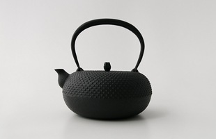 南部鉄器 鉄瓶 / 南部鉄瓶 / 釜定 / 菊丸あられ [ やかん 日本製 ih