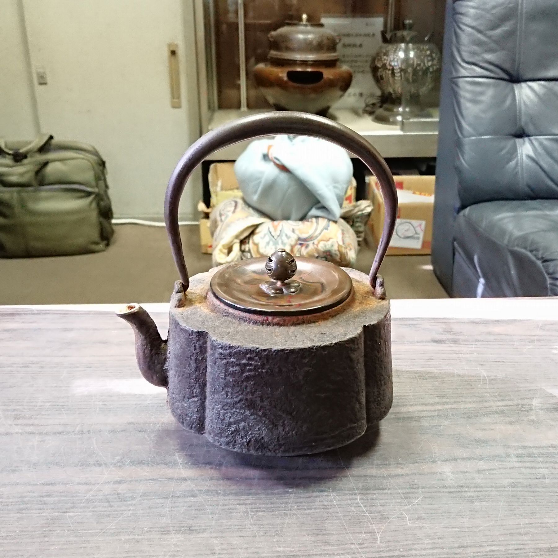 修理事例ご紹介8 山水地紋木瓜形鉄瓶（水漏れ修理、焼抜き、蓋制作