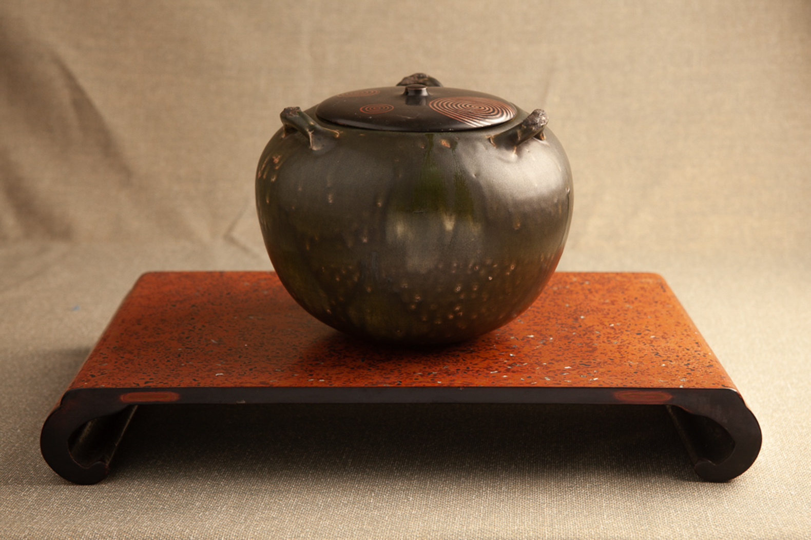 九州国立博物館 | 収蔵品データベース | 緑釉鉄彩鉄線唐草文四