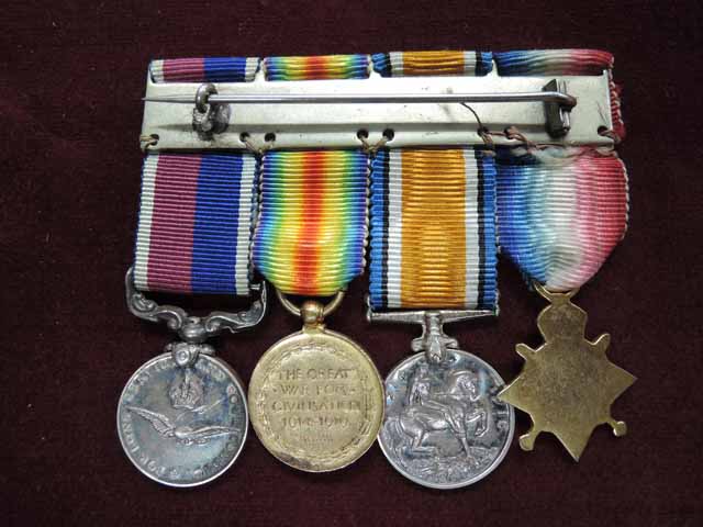 昔の軍人バッジのミニチュア版バッジ？右翼バッジ？