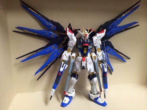 RGストライクフリーダム＆デスティニーのチタニウムフィニッシュ、光の