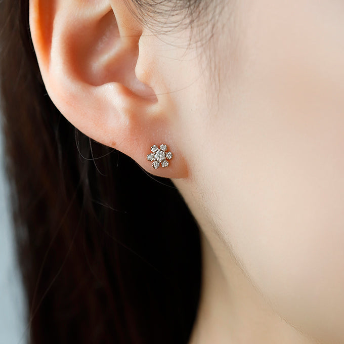 ANNIVERSARY フラワーモチーフダイヤスタッドピアス