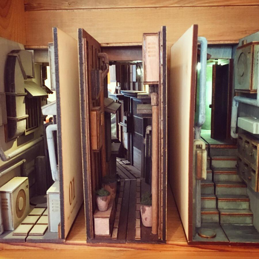 本棚に路地裏が作れる「ROJI〜路地裏BOOKSHELF〜」 – TETENTOTEN
