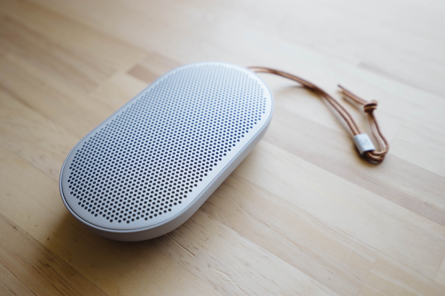 ワイヤレスポータブルスピーカー BeoPlay P2 ピンク 良い音と旅に出