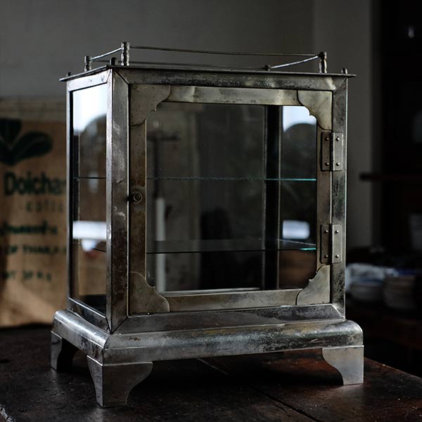 ガラス棚付きメタル製の古い消毒ケース – zakka store towi