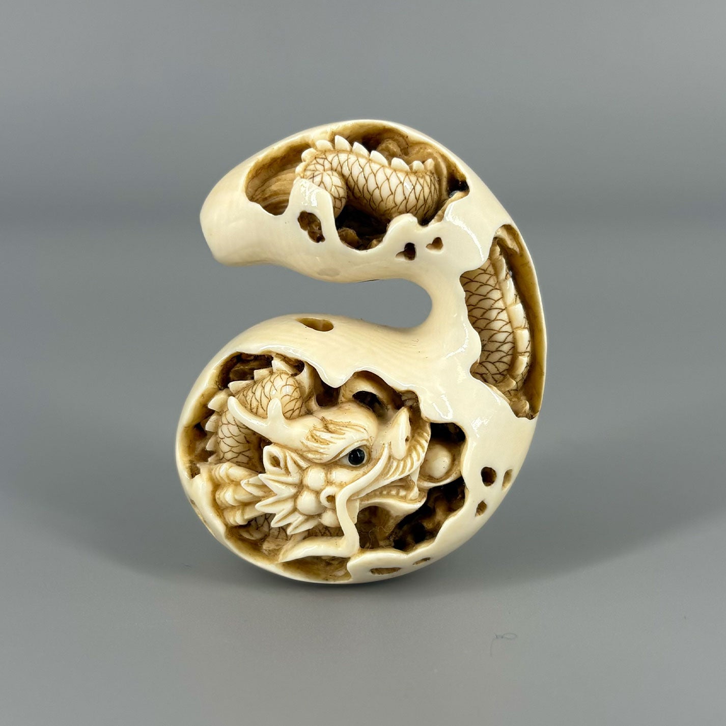 天然素材牙彫刻ひようたん根付けシルクの紐付き＊＊＊ △本