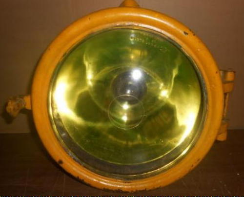 機関車のヘッドライトにウランガラス「ゴールデングローライト」