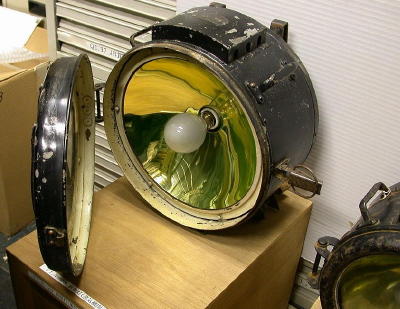 機関車のヘッドライトにウランガラス「ゴールデングローライト」