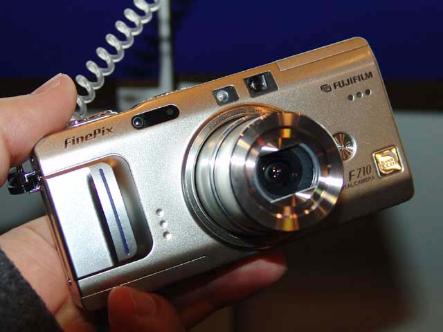 富士フイルム、FinePix F710の一部でシャッター動作不良