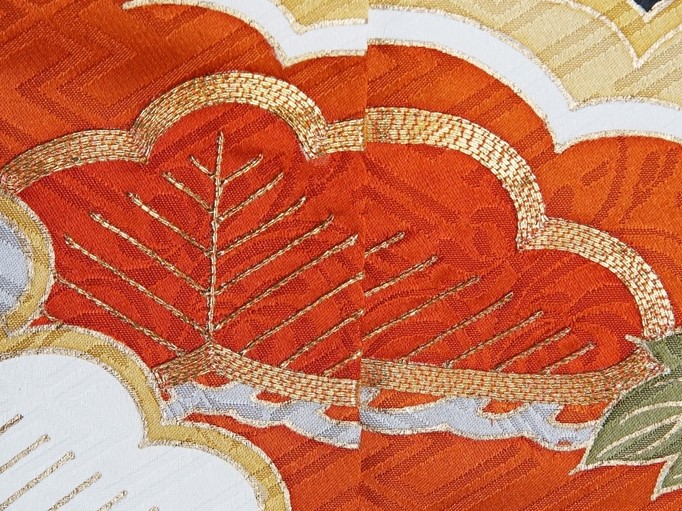 特選御和額 円形細かい刺繍と装飾が特徴の作品