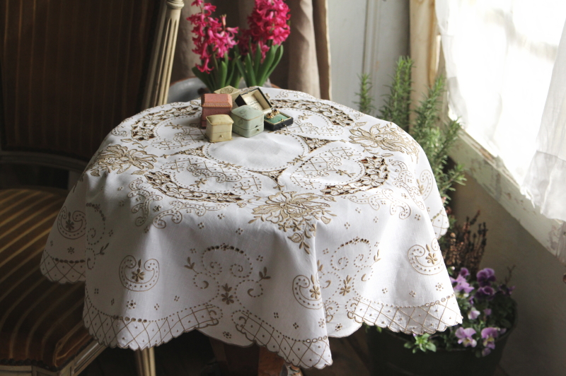 アンティークフランス 野の花の花籠 色糸刺繍 リネンクロス ロング