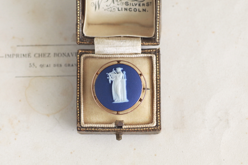 専用 ヴィンテージウェッジウッド9ct/K9 ブローチ ギリシャ女神像 凝っ