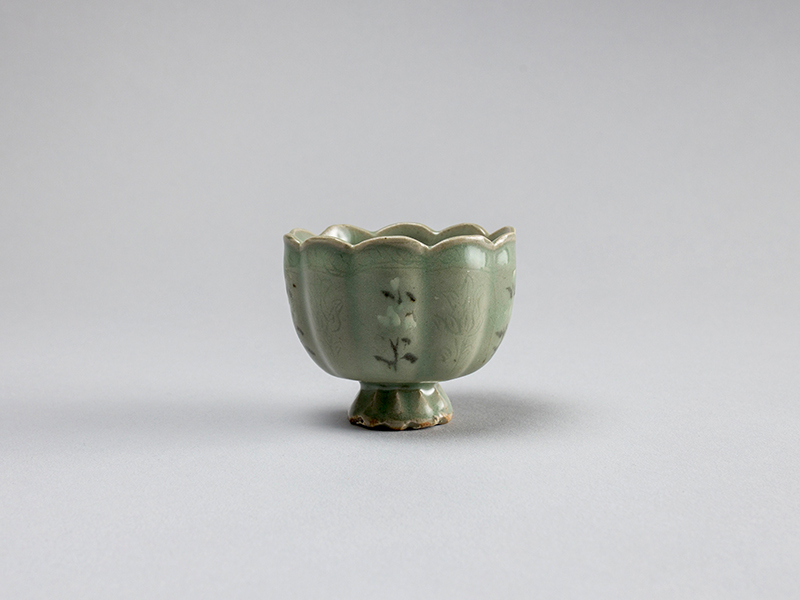 古美術 吉戸 - 高麗青磁白黒象嵌輪花杯 | 古美術品専門サイト fufufufu.com