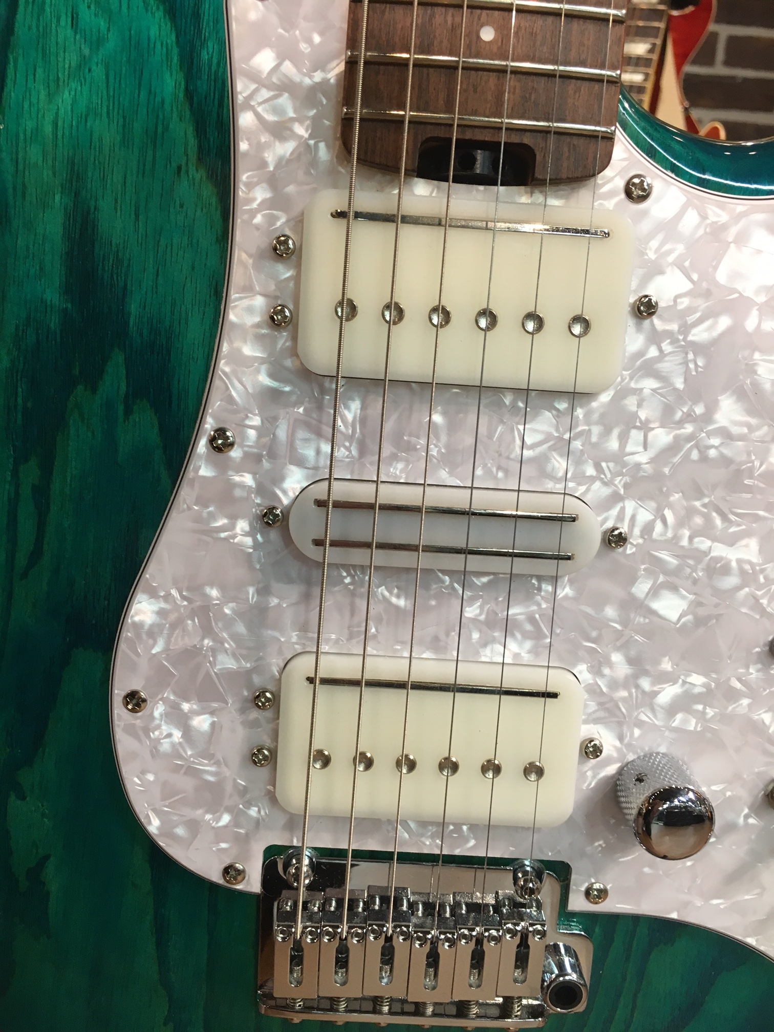 夏を感じさせるさわやかなエメラルドグリーン！！早くも池袋店に夏の