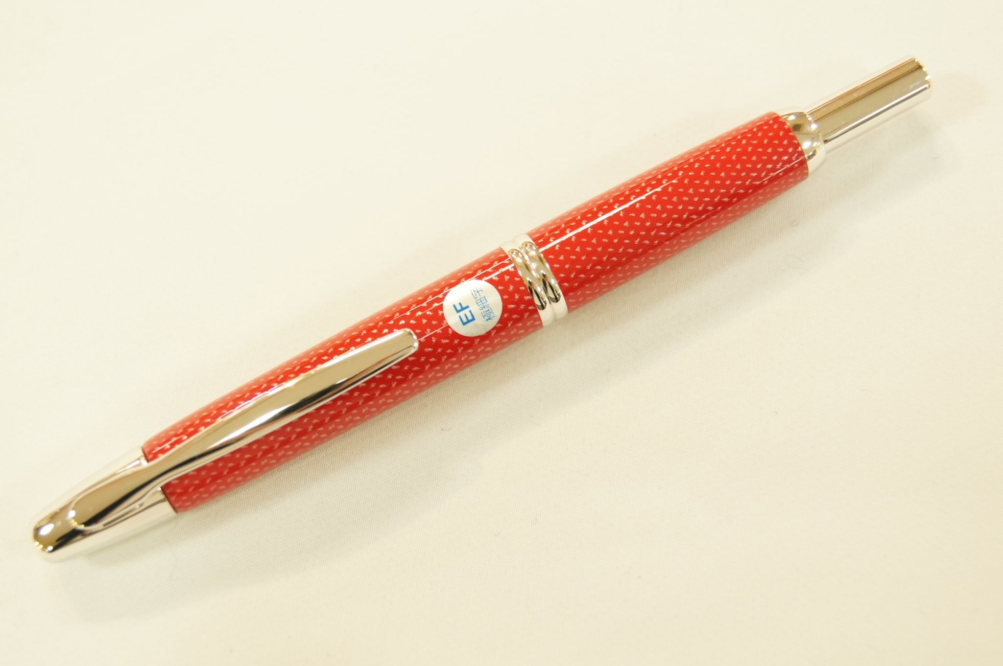 パイロットキャップレス万年筆とみや文具限定赤と黒細字Fニブ