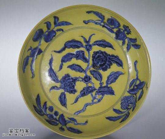 明代成化窑黄地青花折枝花果纹大盘的图片，特点，价格，鉴赏-青花瓷-鉴