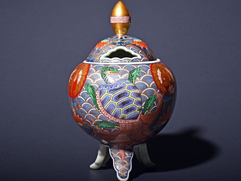 献上手古伊万里焼】大香炉 染錦本金吉祥鶴亀図