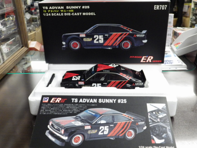 ミニカーショップグローバル - 1/24 ピットロード TS アドバン サニー #25