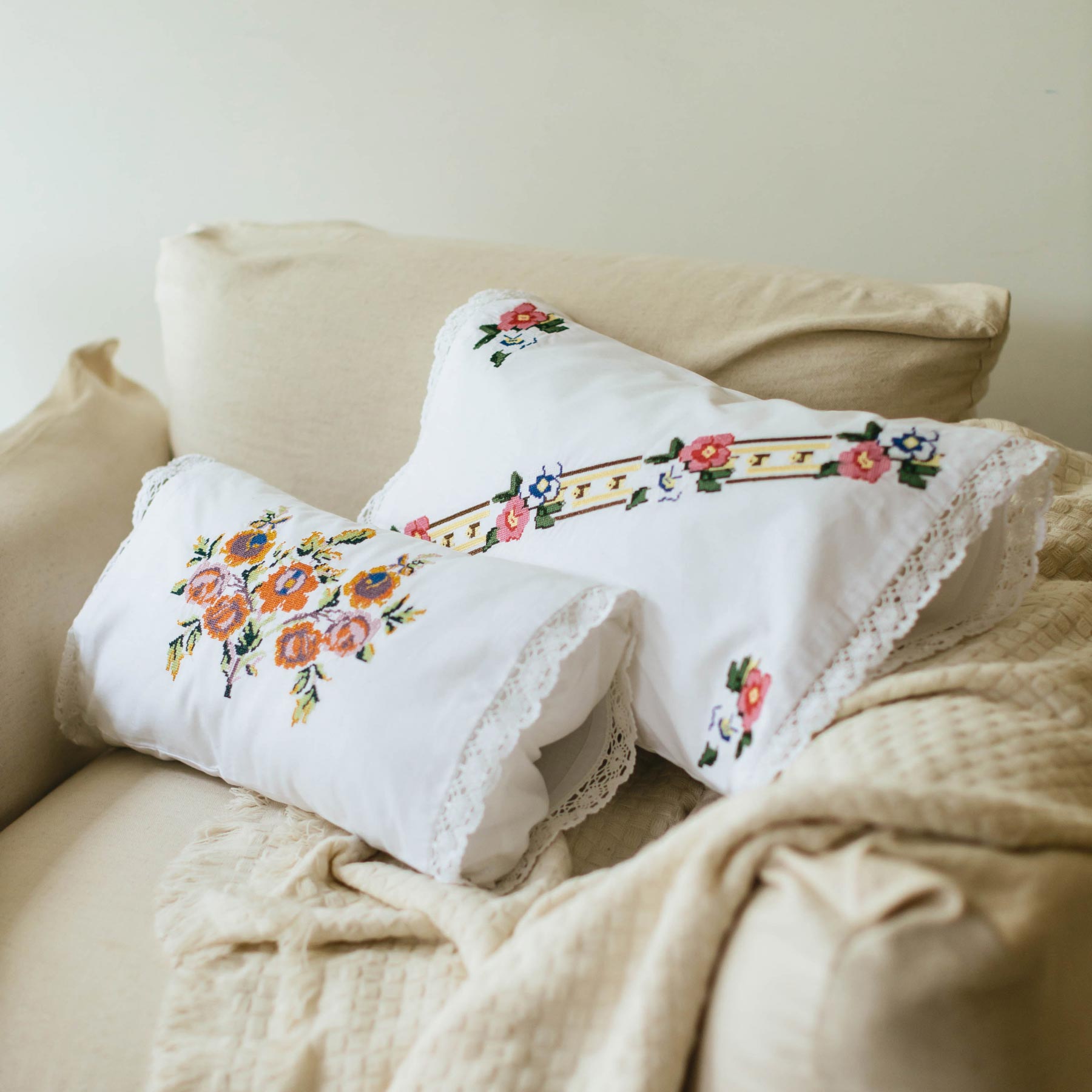 アンティークフランス ホームスパンリネン＆プチポワン子供冬遊び刺繍