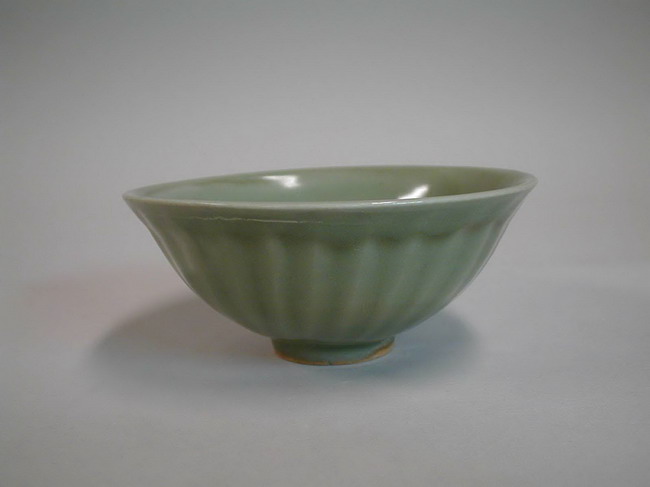 一宮市博物館データ検索システム｜青磁：鎬蓮弁文碗