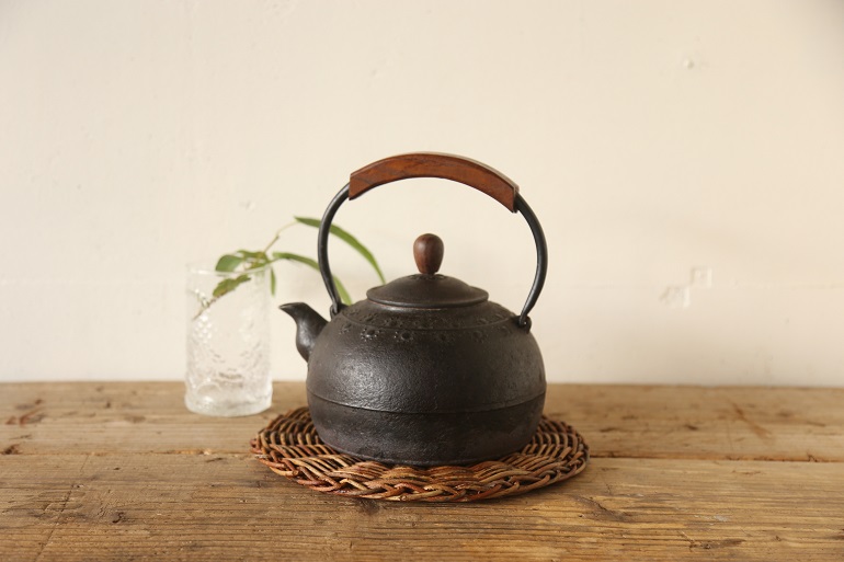 シンプルな花模様が可愛らしい南部鉄瓶 mi・estilo｜ミ・エスティーロ