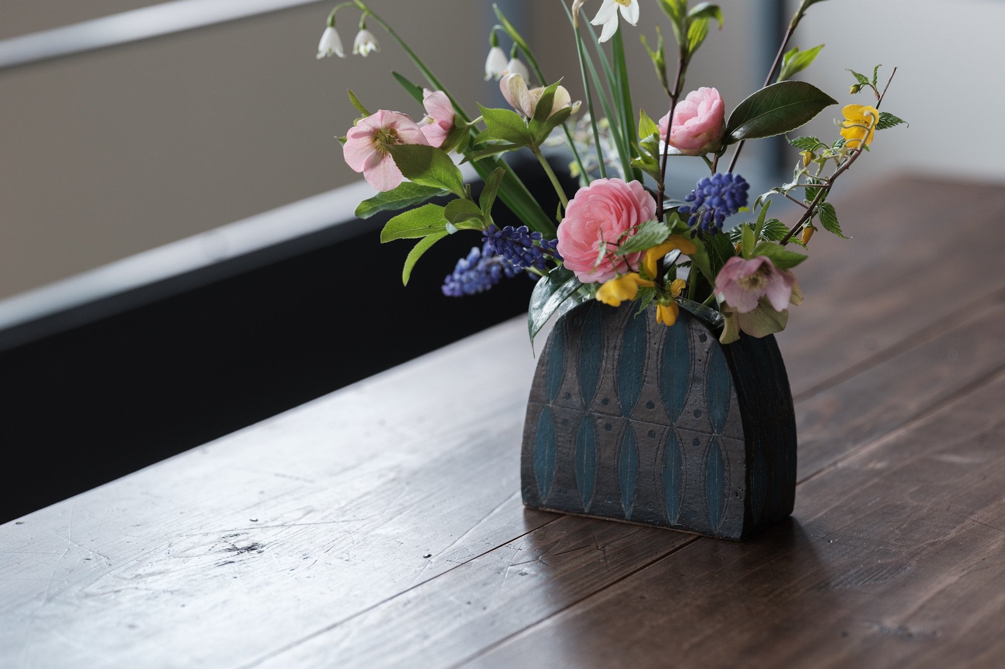 黒墨釉青泥 花器｜角りわ子