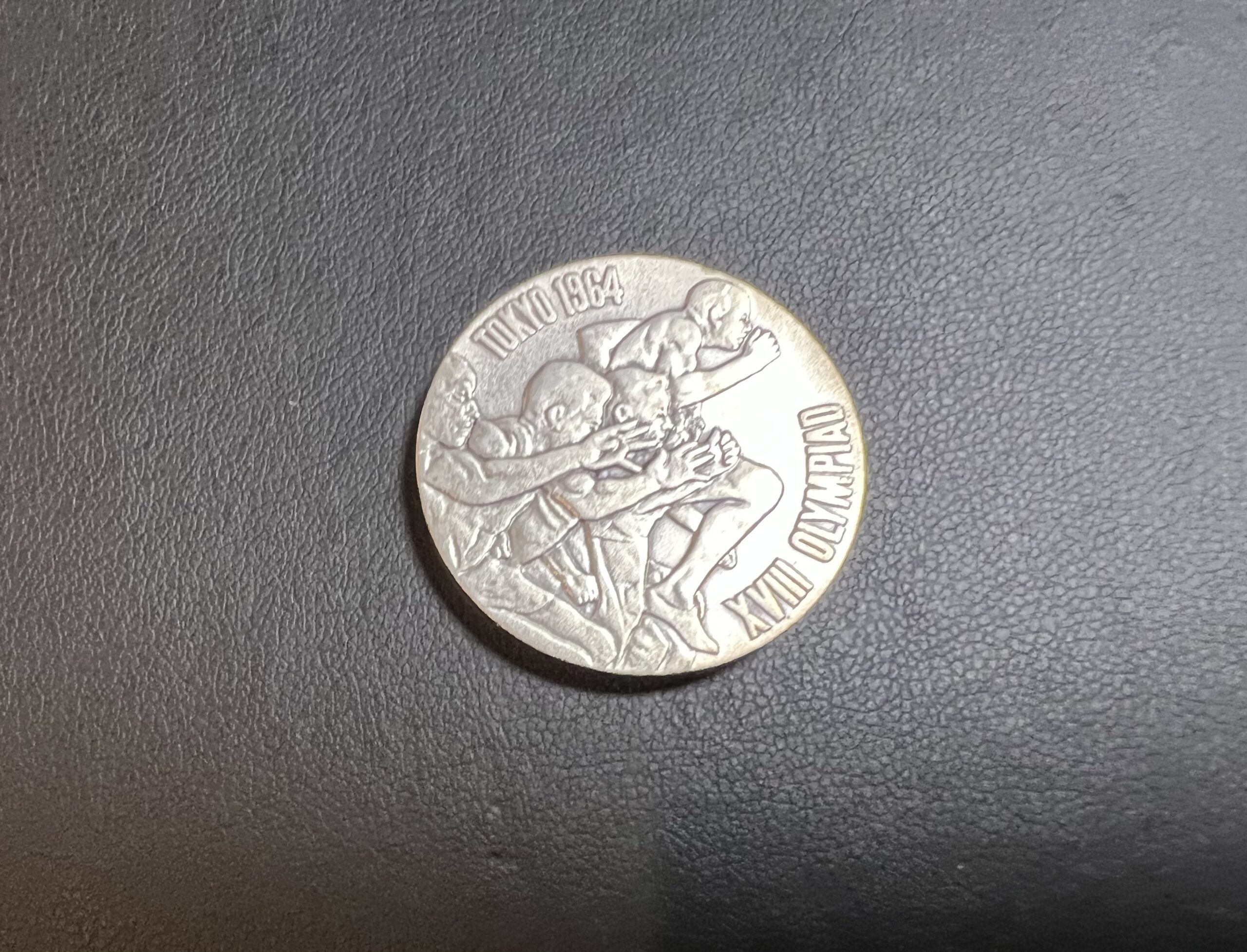 オリンピックの記念銀メダルです。ケースは状態が悪いのですが銀メダルの方