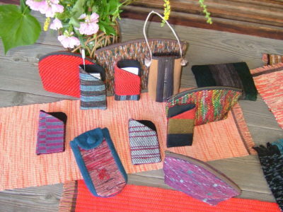 古布を使った伝統織物「裂き織り」作品がズラリ！ 原村でぼろ機織展示