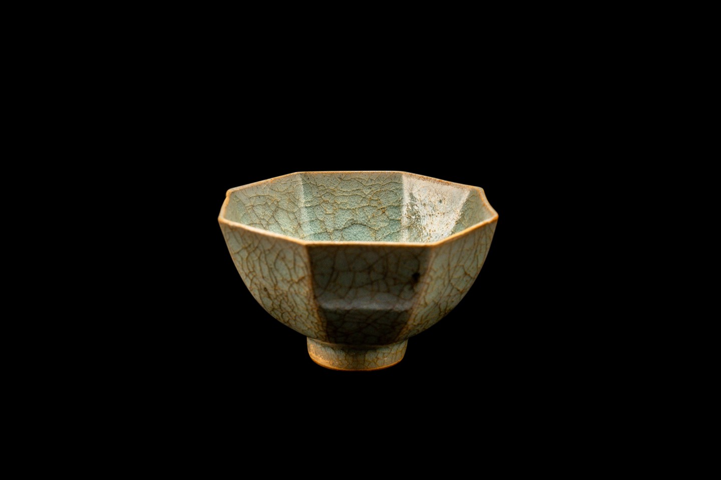 昇龍洞】龍泉窯貼亀形紋馬上盃（明時代） 昇龍洞】龍泉窯貼亀形紋馬上