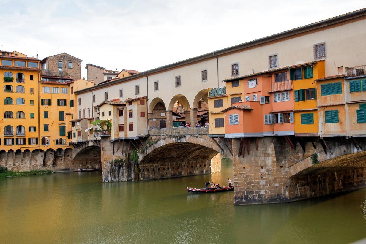 イタリア ヴェッキオ橋 彫刻 フィレンツェの「ポンテ・ヴェッキオ