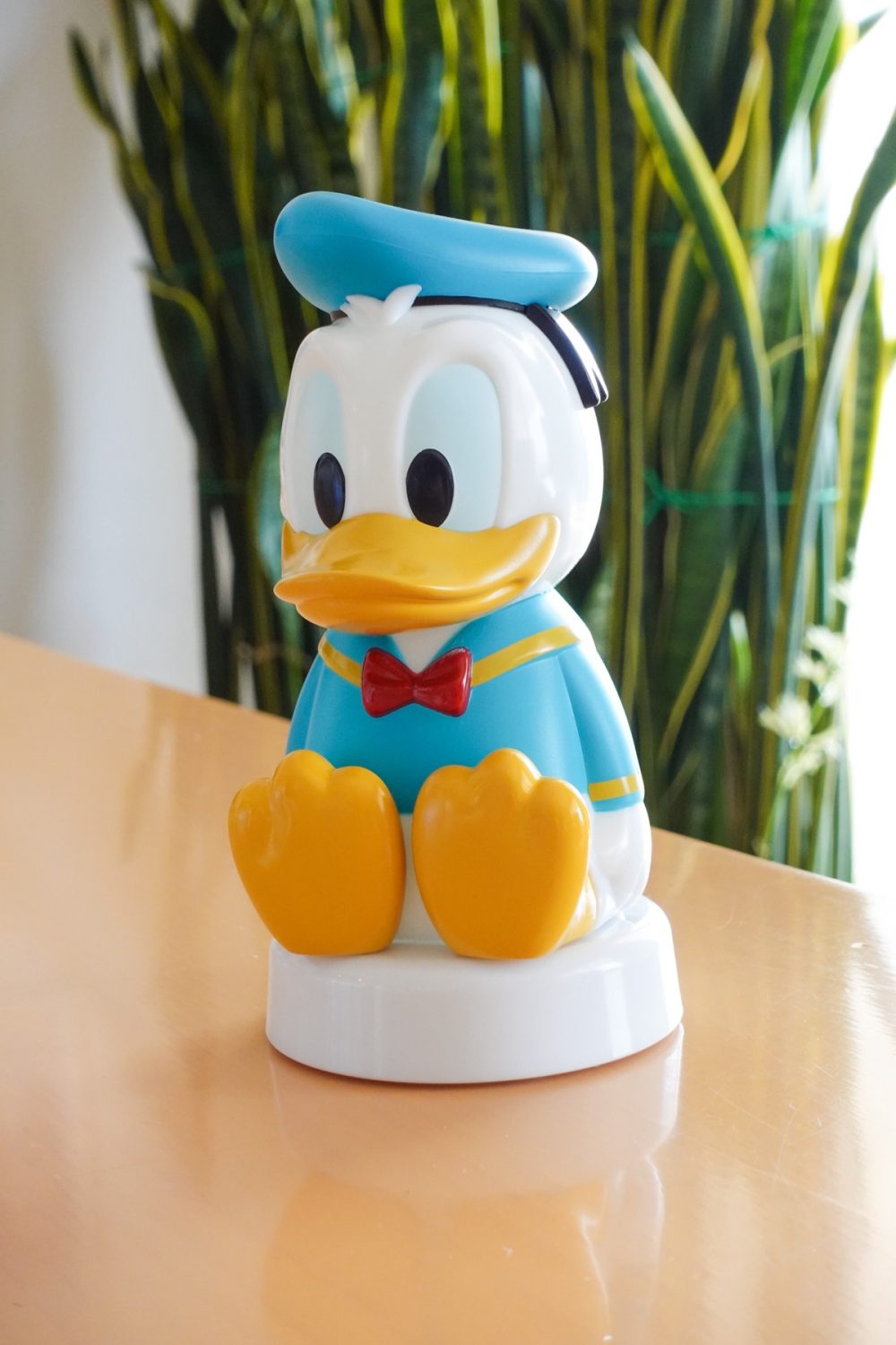 宝島社から「Disney ドナルドダック90周年記念 お部屋ライトBOOK」が