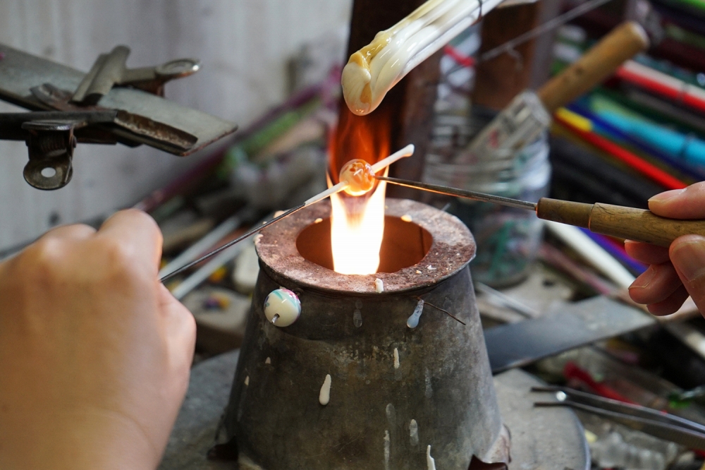 手のひらに広がる蜻蛉玉の世界｜TABITOTE