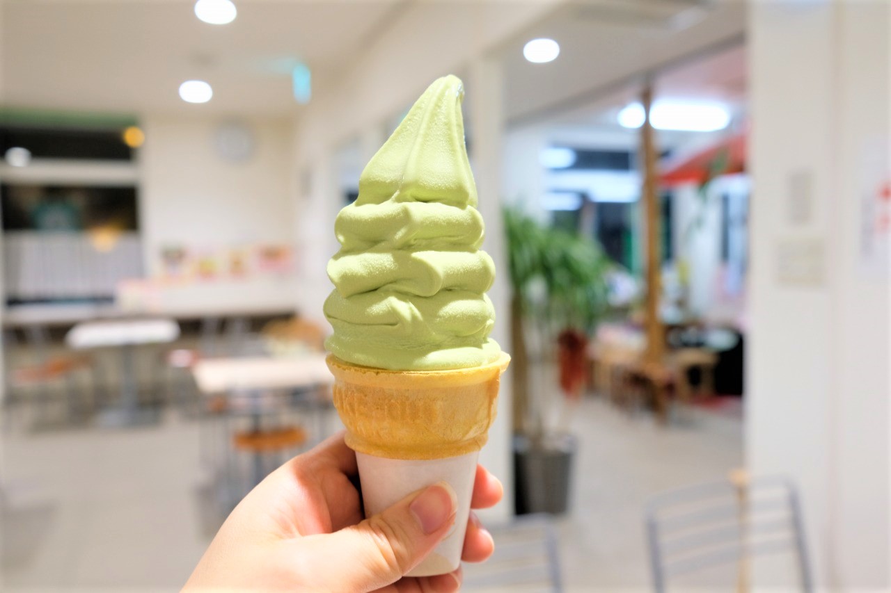 和歌山出身HYDEさんに一年分贈呈。世界初の抹茶ソフト「グリーンソフト