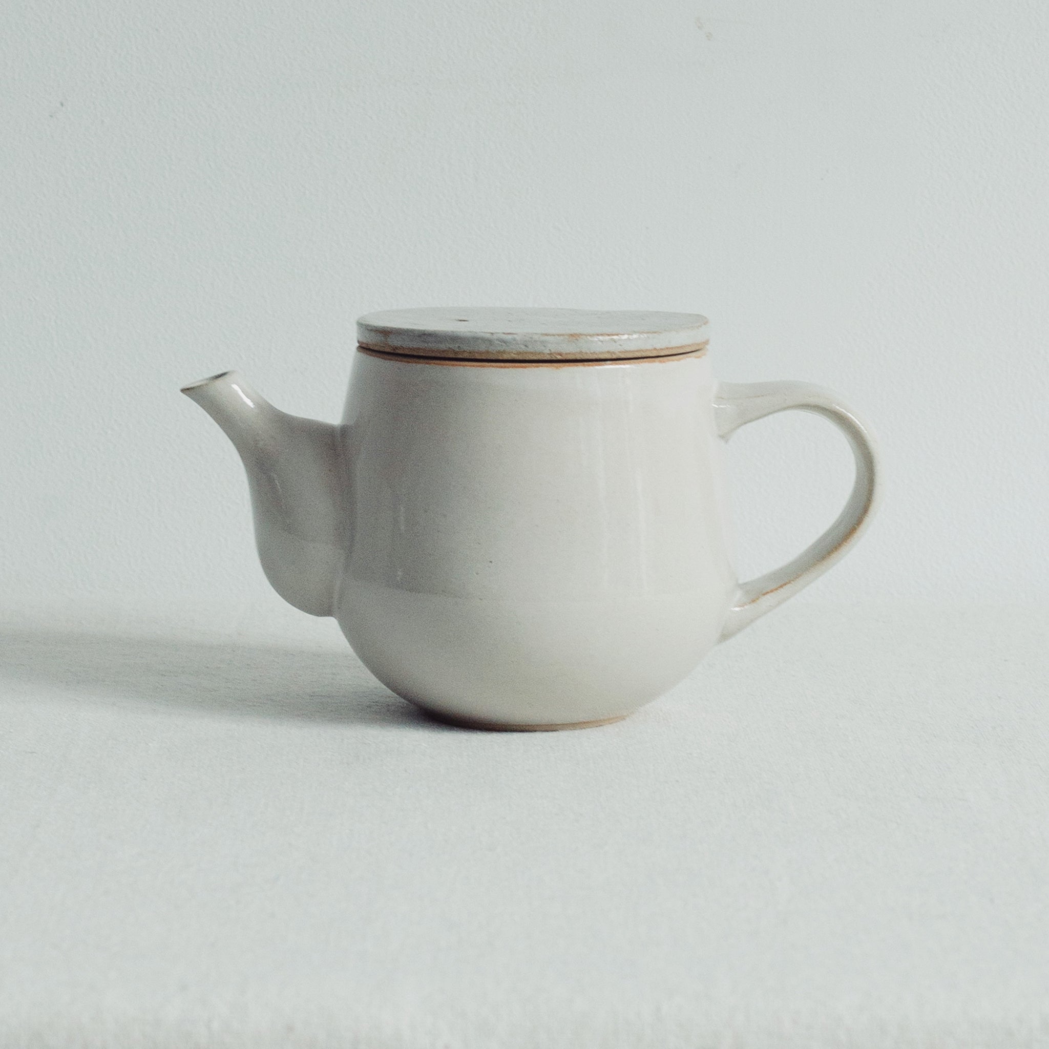 急須（white）土の温かみを感じる鹿児島の陶器工房ONE KILNの