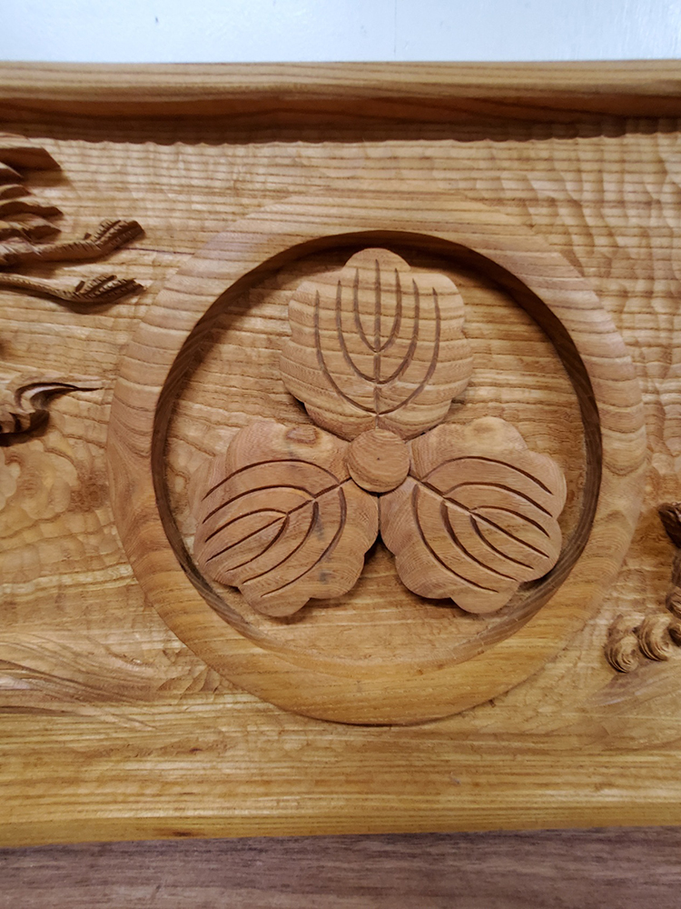 ケヤキの家紋額（鶴亀バージョン） | 木彫りの作品ギャラリー | 木彫り