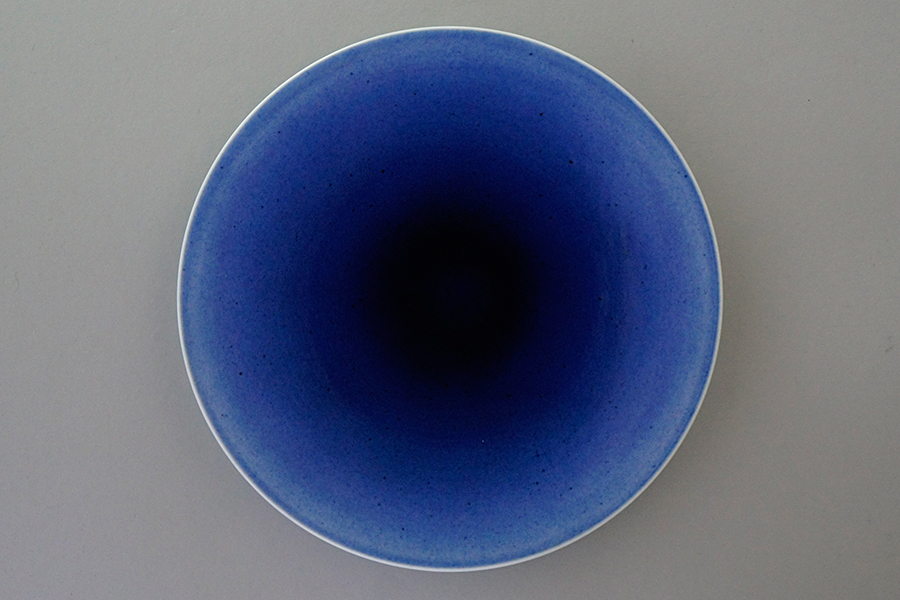 呉須グラデーション21cm凜フラット皿 - 【公式】田代陶器店 TASHIRO