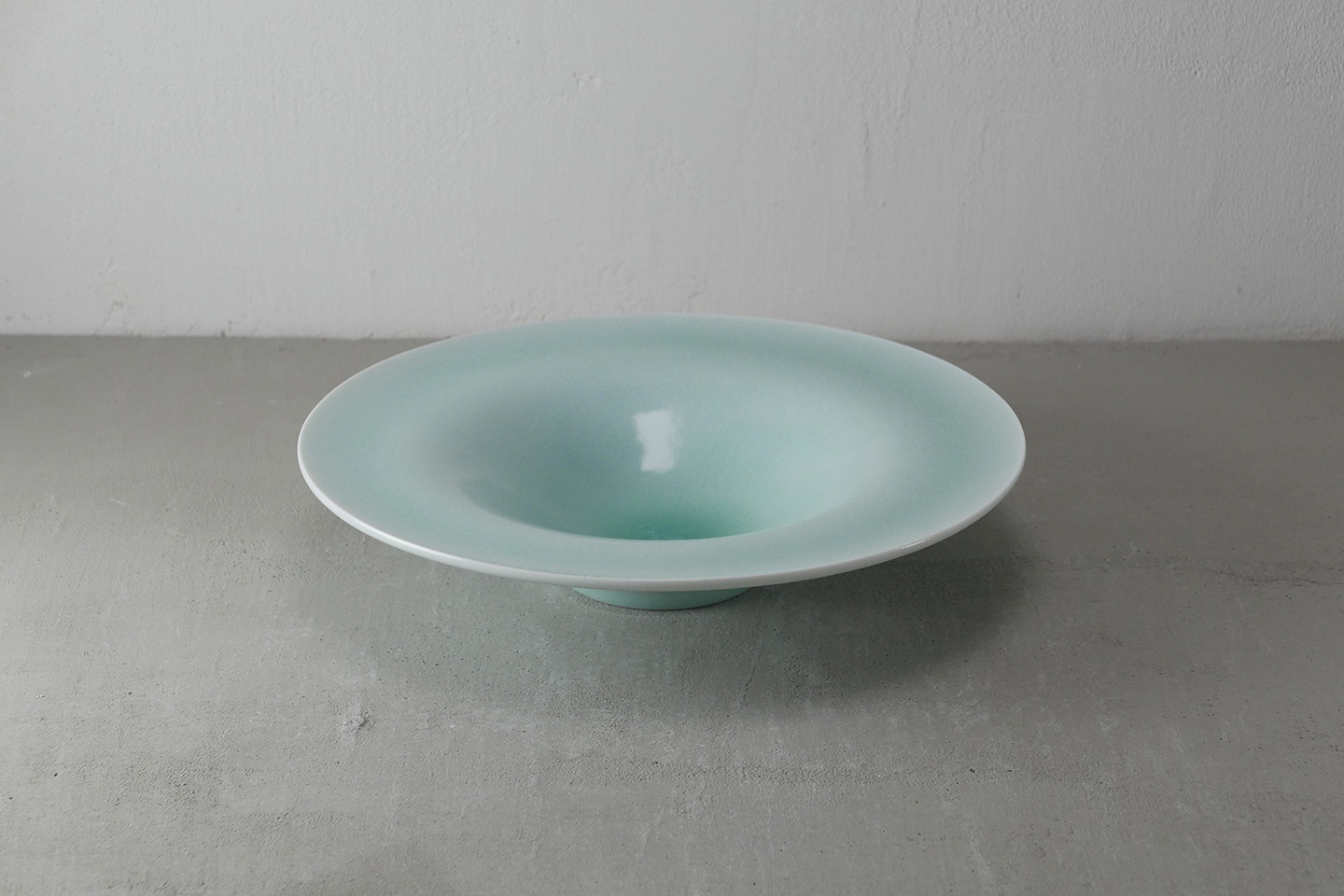 青白磁ワイドリムえくぼ高台皿24㎝(窯変) - 【公式】田代陶器店