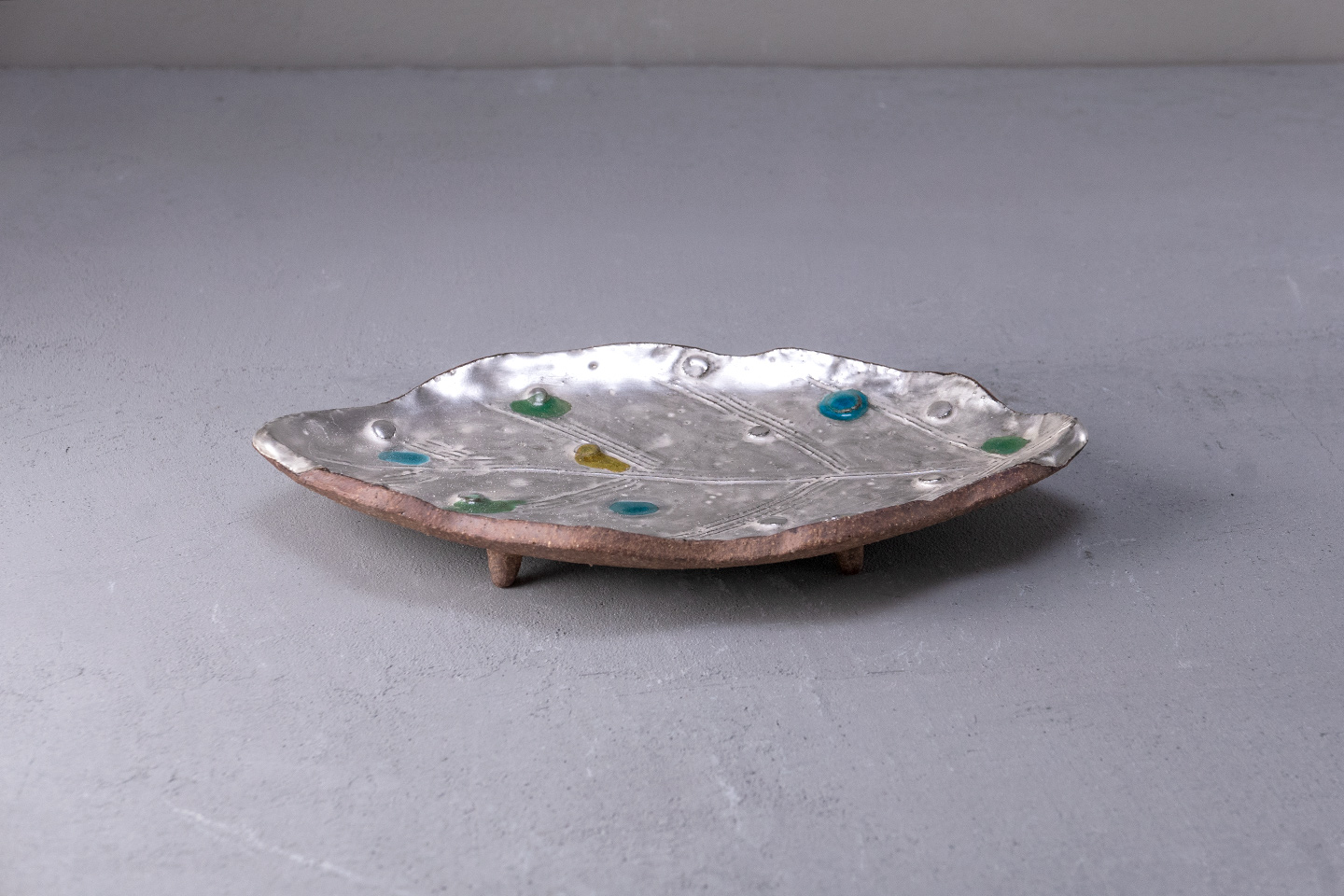 魯山人写 銀彩4つ足葉皿 - 【公式】田代陶器店 TASHIRO TOUKITEN