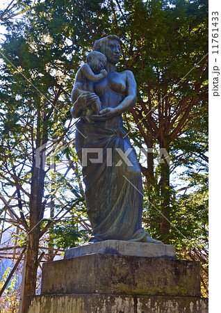 熊ノ平駅にある「母子像 愛」（群馬県安中市松井田町）の写真素材